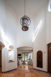 Rooftop Jacuzzi! Country-style 4 Bedroom Cottage