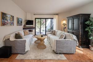 Rooftop Jacuzzi! Country-style 4 Bedroom Cottage