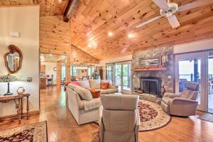 Hiawassee Home with Fire Pit and Furnished Deck!
