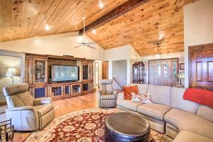 Hiawassee Home with Fire Pit and Furnished Deck!