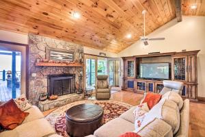 Hiawassee Home with Fire Pit and Furnished Deck!