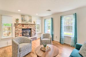 Hot Tub & Deck: Gorgeous Retreat in Pocono Summit!