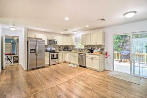 Hot Tub & Deck: Gorgeous Retreat in Pocono Summit!