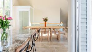 Gorgeous 4 bedroom Cotswolds home with lake view