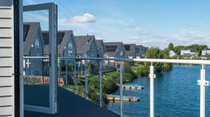 Gorgeous 4 bedroom Cotswolds home with lake view