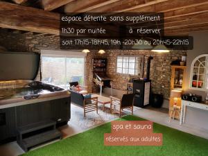 B&B / Chambres d'hotes Le Grand Cedre Spa et sauna interieur piscine : photos des chambres