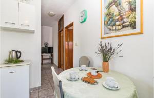 Awesome Apartment In Valbandon With 1 Bedrooms And Wifi