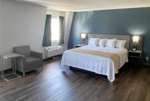 King Room - Non-Smoking room in Smoky Mountain Motor Lodge At Dollywood LN