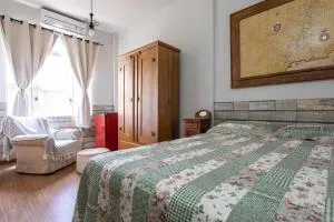 Casarão ESPAÇOSO a 800m do centro, pet friendly, 8 pessoas, garagem para 3 carros - 蒂拉登特斯