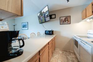 Blazing Saddles Sunset Condo: Downtown Breck