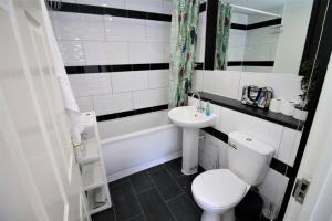 Thesiger Court Apartments - Free Private Parking - by Property Promise