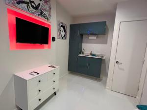 Fun Apartment Studio Queen Bed Downtown 4