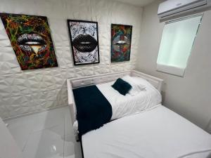 Fun Twin Bed Small Studio In Hollywood 8