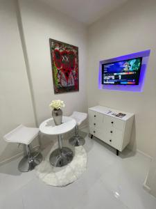 Fun Twin Bed Small Studio In Hollywood 8