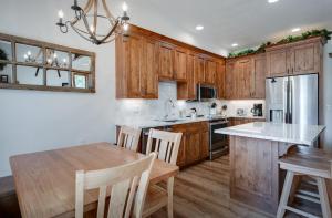 Saddlewood Snowbird Townhome: Ski-In Ski-Out, Hot Tub