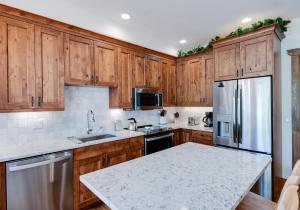 Saddlewood Snowbird Townhome: Ski-In Ski-Out, Hot Tub