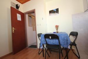 Apartments with a parking space Vis - 8869