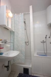 Apartments with a parking space Vis - 8869