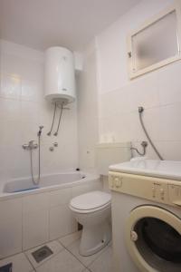 Apartments with a parking space Vis - 8869