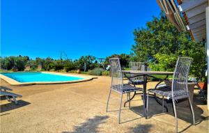 Maisons de vacances Nice home in Mouls with Outdoor swimming pool, WiFi and 3 Bedrooms : photos des chambres