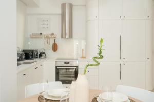 Bright 2BD Apt next to Acropolis