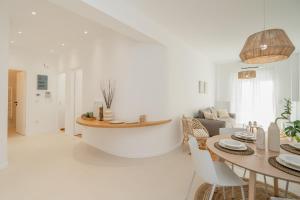 Bright 2BD Apt next to Acropolis