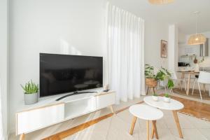 Bright 2BD Apt next to Acropolis