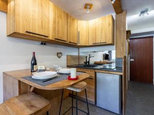 Studio Rond Point des Pistes - Val Claret-13 by Interhome