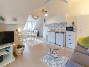 Studio Beach House with lateral seaview by Interhome