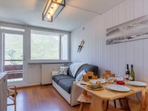 Apartment Les Lauzes D25 by Interhome