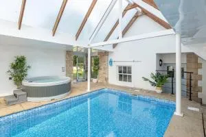 Cotswold Spa House - Country house retreat with indoor swimming pool and hot tub, ideal for large groups - 阿克顿特维尔