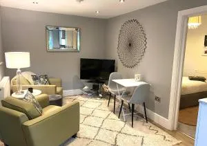 The Lodge Chester - luxury apartment for two, with free parking! - Roughhill