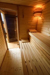 Apartamenty Na Przełaj - sauna i gorąca beczka z jacuzzi