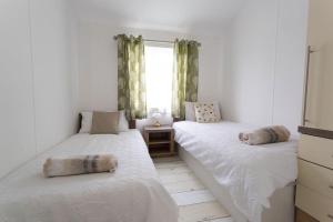 Spacious Homely Lakeside Lodge close to the Beaches