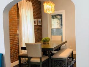 The Cottage! Chic Bungalow near Old Town Square!
