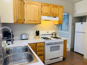 Stunning Bungalow next to UNC - Free Bikes!