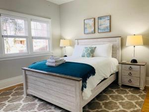 Stunning Bungalow next to UNC - Free Bikes!