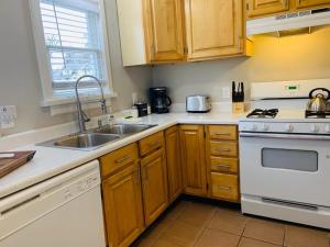 Stunning Bungalow next to UNC - Free Bikes!