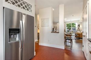 Mid-century Mod Retreat near Old Town - Free Bikes