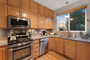 Sleek Home near Old Town with Rooftop Hot Tub & Mtn Views