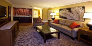 One-Bedroom Suite with Sofa Bed room in Crowne Plaza Jacksonville Airport an IHG Hotel
