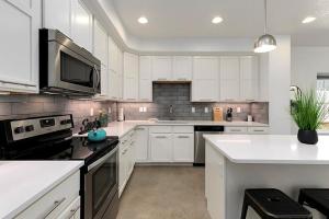 Gorgeous Townhome Steps from the Brewery District!