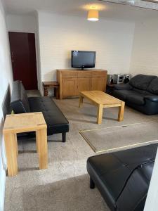 Spacious, Sleeps 17, 3 bathrooms, Parking, Mansfield