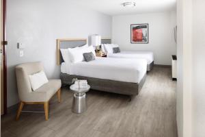 Deluxe Double with Two Double Beds - Disability Access/Roll-In Shower room in The St. Clair Hotel - Magnificent Mile