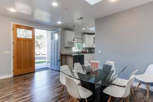 Stylish Modern Lake Balboa Retreat 3 Bedroom House