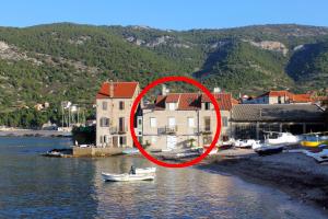 Apartments by the sea Komiza, Vis - 8533