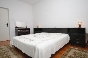 Apartments with a parking space Ugljan - 8404