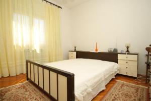 Apartments with a parking space Ugljan - 8404