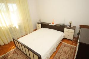 Apartments with a parking space Ugljan - 8404