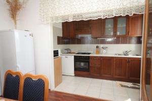 Apartments with a parking space Ugljan - 8404